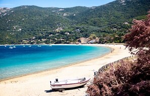 Beach nearby - Beautiful villa with pool, sea view, large garden and beach 7mn walk to Campomoro (Belvédère-Campomoro)