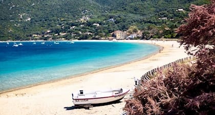 Belle villa avec piscine vue Mer, grand jardin et plage 7mn Ă pied Ă Campomoro