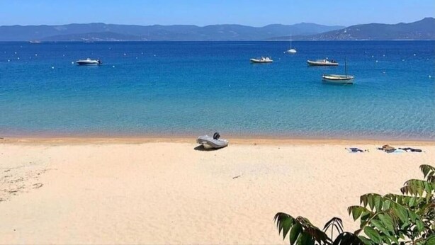 A beach with clear blue water, several boats, and a sandy shore. - Beautiful villa with pool, sea view, large garden and beach 7mn walk to Campomoro (Belvédère-Campomoro)