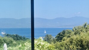 A coastal landscape with a clear view of the sea, boats, and distant mountains. - Beautiful villa with pool, sea view, large garden and beach 7mn walk to Campomoro (Belvédère-Campomoro)