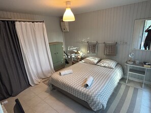 2 bedrooms, iron/ironing board, travel cot, free WiFi - Beautiful little house with private garden, near beach and countryside. Quiet rental (Saint-Nazaire)
