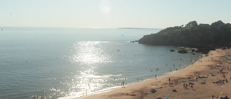 Una spiaggia nelle vicinanze