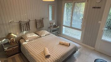 1 quarto, ferros/tábuas de passar roupa, berço de viagem