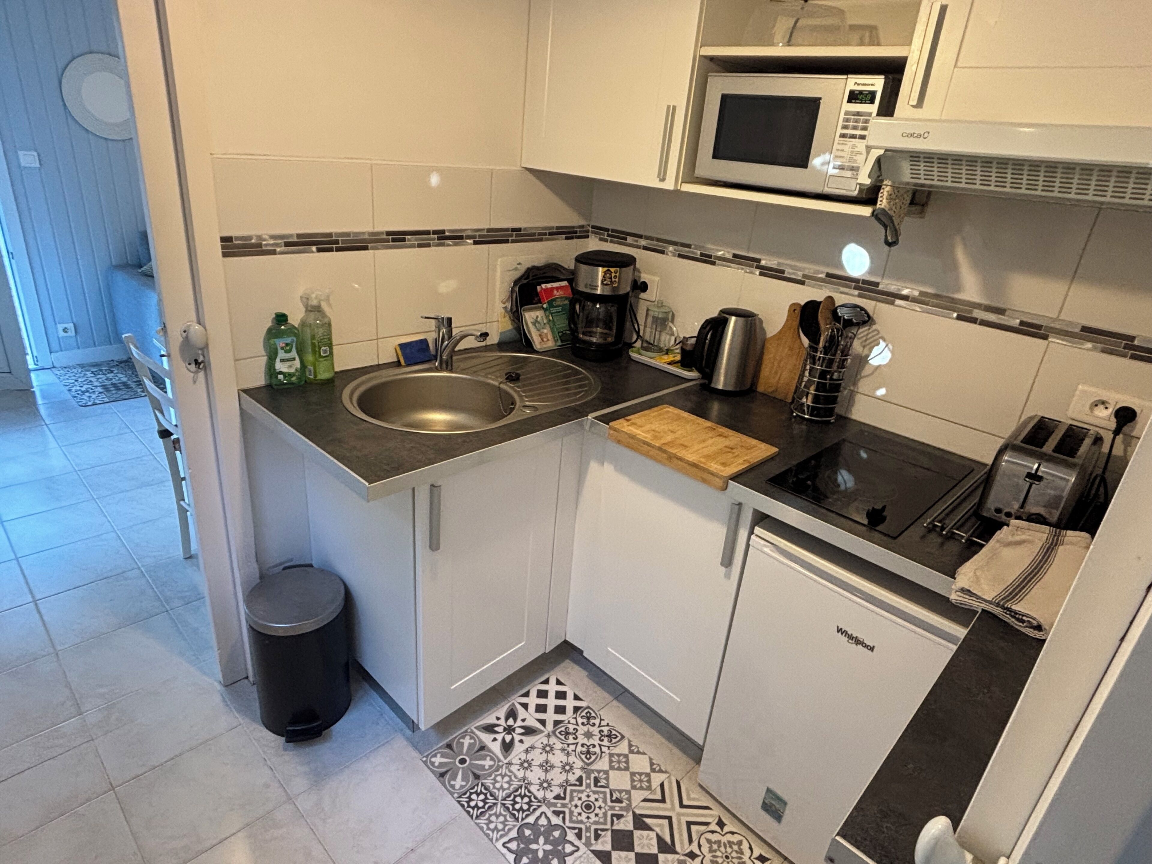 Frigorifero, microonde, piano cottura, macchina per tè/caffè