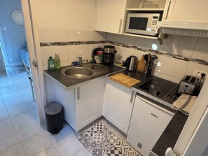 Réfrigérateur, micro-ondes, plaque de cuisson, cafetière/bouilloire