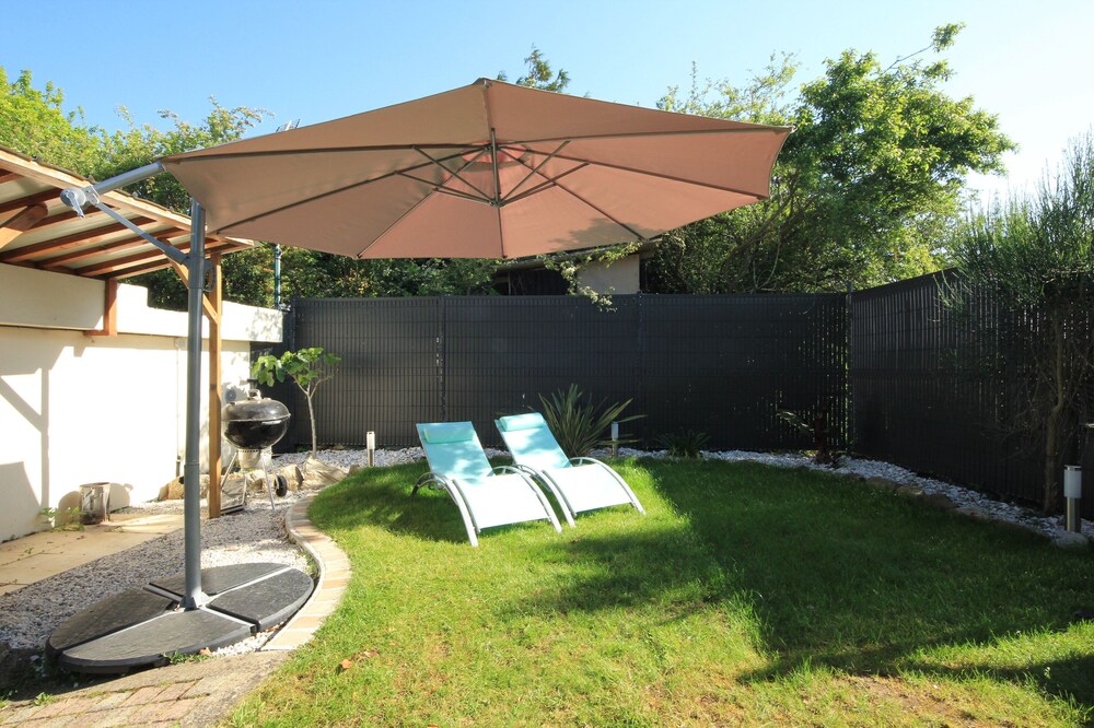Beautiful little house with private garden, near beach and countryside. Quiet rental
