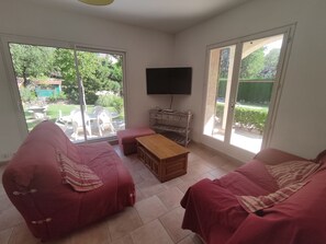 Télévision, baby-foot, table de tennis de table, livres