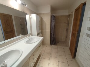 Combined shower/tub, hair dryer, towels, toilet paper - House St Martin du Var Alpes Maritimes, 6 persons, air-conditioned, swimming pool (Saint-Martin-Du-Var)