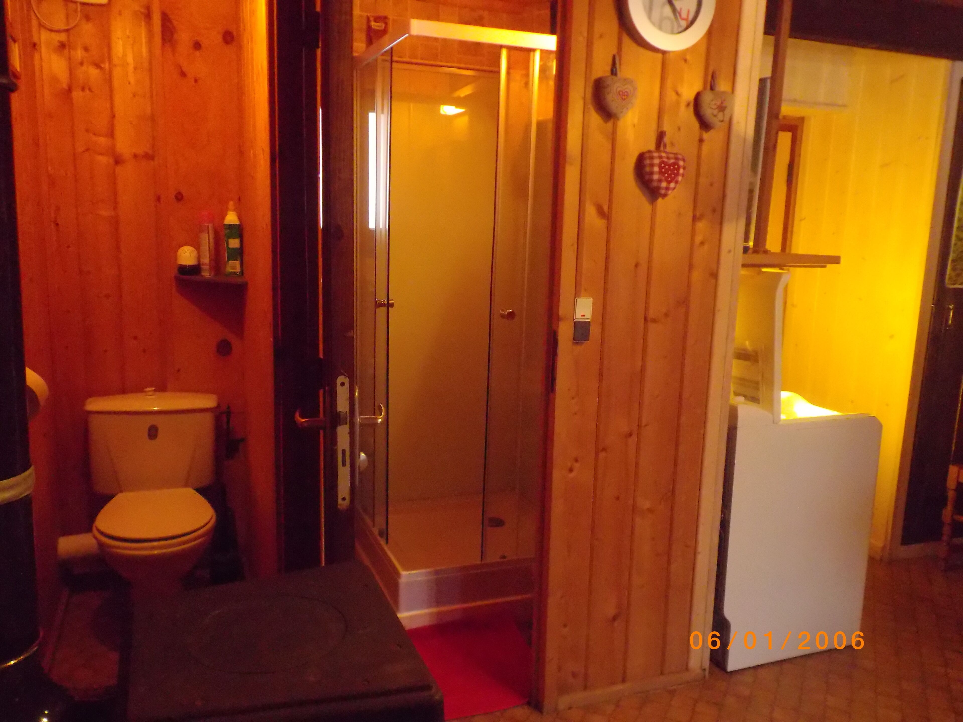 Cabine de douche en plus de la petite salle de bain de l étage 