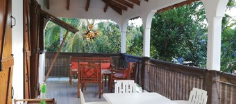 Maisoson 130m Sainte-Rose lomien meren rannalla, vuoret.