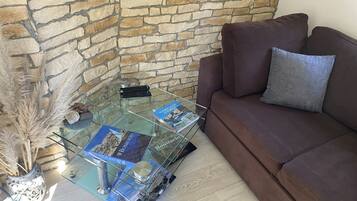 Smart TV, DVD player, table tennis, books