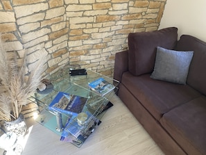 Smart TV, reproductor de DVD, tenis de mesa y libros