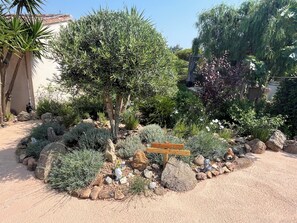Property grounds - El Maquis in a 3,000 m² landscaped garden, calm and a change of scenery... (Figari)