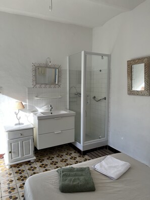 Douche, sĂšche-cheveux, serviettes fournies, papier toilette