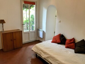 3 habitaciones, tabla de planchar con plancha y cuna de viaje 