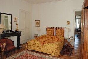 3 bedrooms, desk, iron/ironing board, travel cot