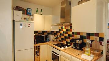 Een koelkast, een microgolfoven, een oven, een kookplaat