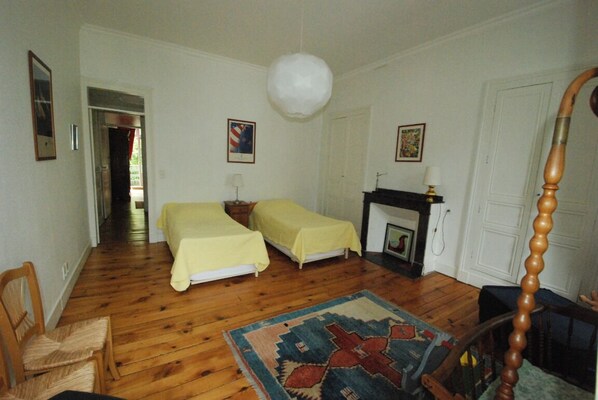 3 habitaciones, escritorio y tabla de planchar con plancha