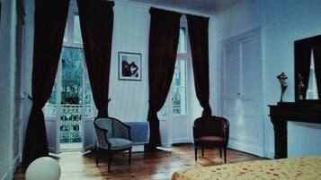 3 slaapkamers, een bureau, een strijkplank/strijkijzer, reisbedje