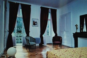 3 soverom, skrivebord, strykejern/-brett og reiseseng for barn