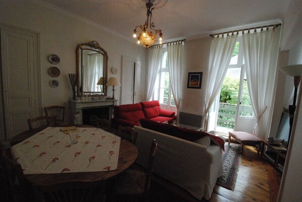 Smart-TV, DVD-spiller, bøker og musikkbibliotek