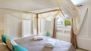 A bedroom with a bed, a window, and a view of the outdoors. - La Régence (Le Diamant)