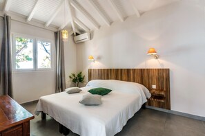 5 makuuhuonetta, tallelokero huoneessa, silitysrauta/-lauta