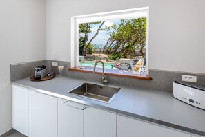 Geladeira, micro-ondas, fogão, lava-louças