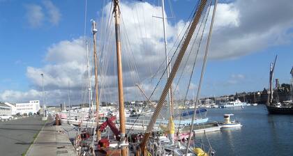 Trės beautiful 70 M2 listed apartment, harbor view and enclosed town with closed garage.