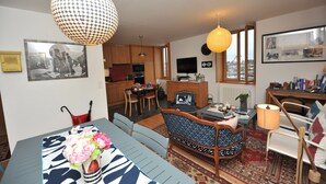 TV, DVD-spiller, bøker og stereoanlegg