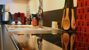 Kaffetrakter/tekoker, kjøleskap, mikrobølgeovn og ovn