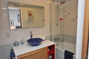 Bathtub, hair dryer, towels - Trės beautiful 70 M2 listed apartment, harbor view and enclosed town with closed garage. (Concarneau)