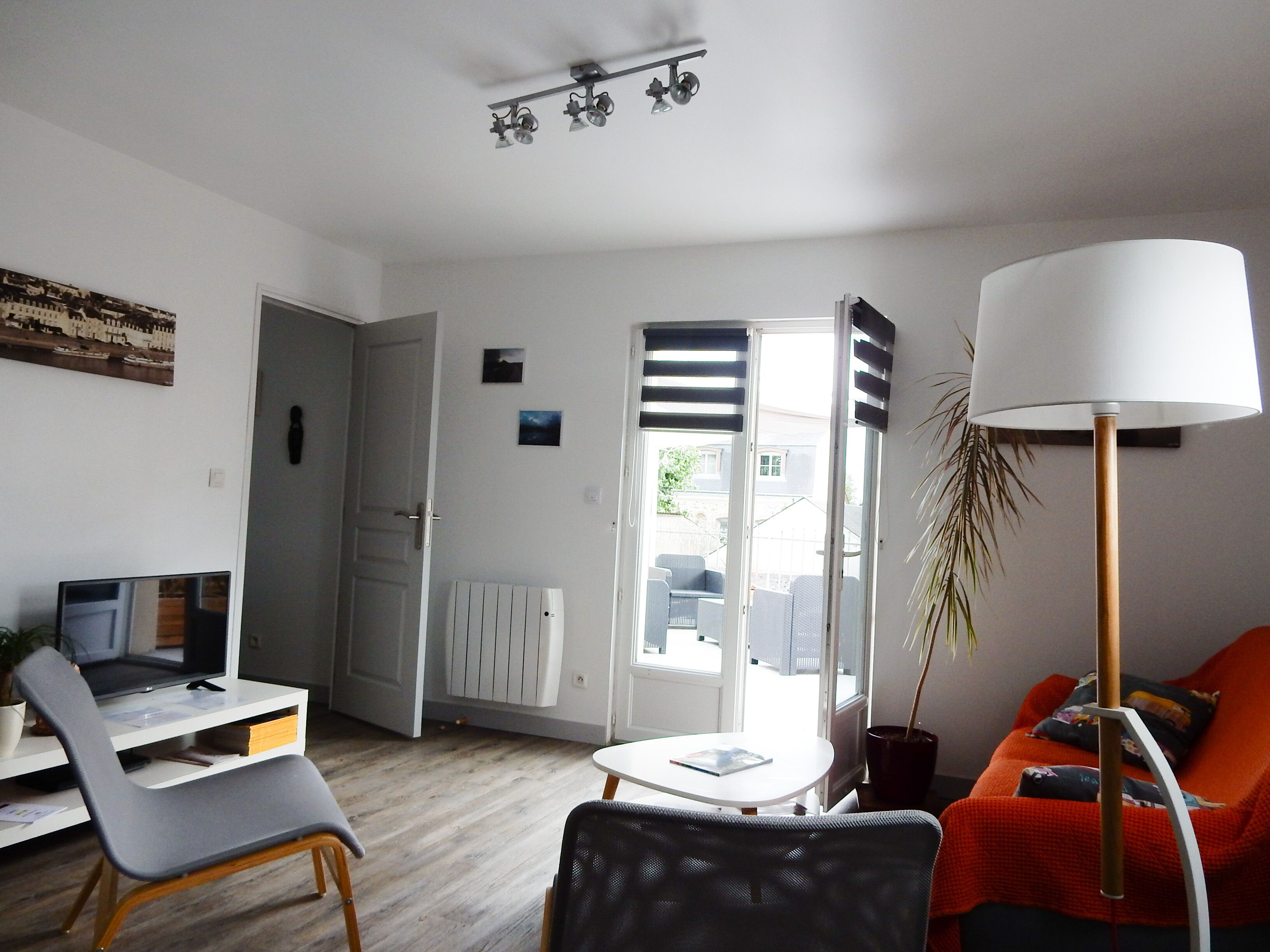 Very comfortable comfortable cottage in the heart of a village near Mayenne.