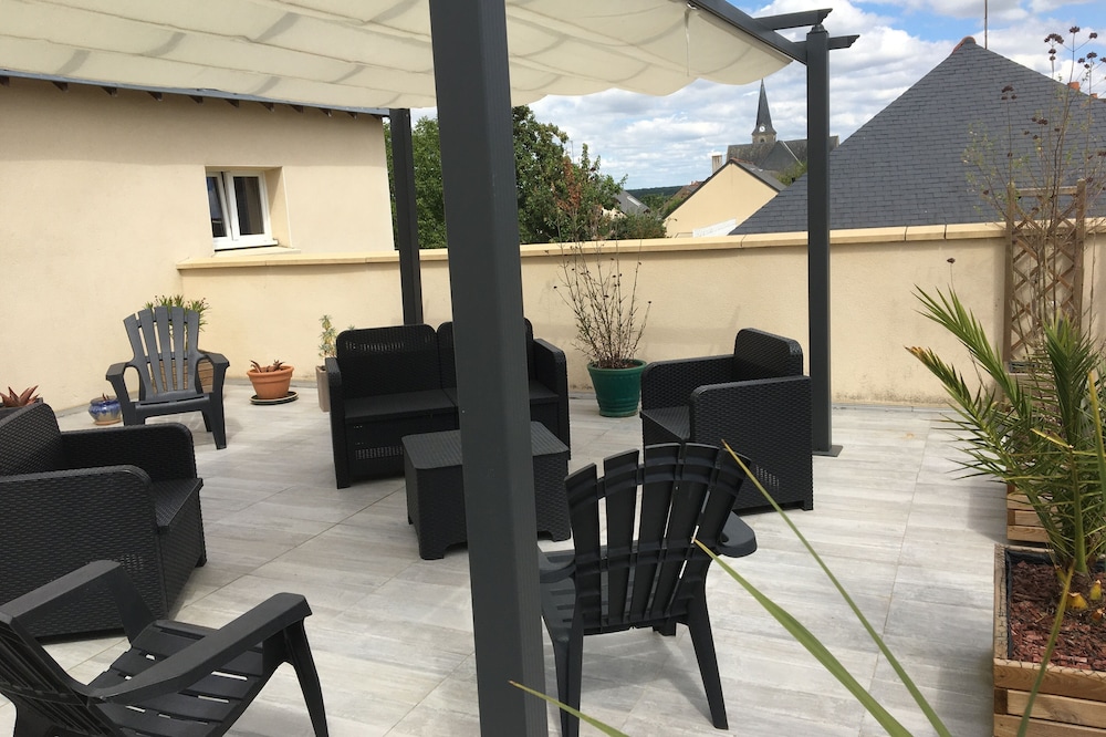 Very comfortable comfortable cottage in the heart of a village near Mayenne.