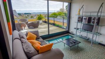 Televisie, een dvd-speler, tafelvoetbal en een tafeltennistafel