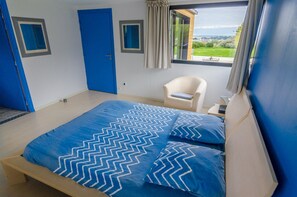 5 bedrooms, iron/ironing board, WiFi, bed sheets