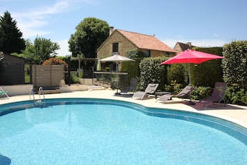 La piscine privée du gite.