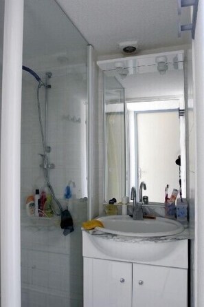 Dusche, Haartrockner, Handtücher, Toilettenpapier