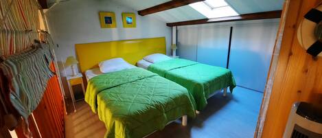 2 habitaciones, tabla de planchar con plancha y cuna de viaje