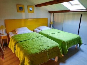 2 bedrooms, iron/ironing board, travel cot, free WiFi