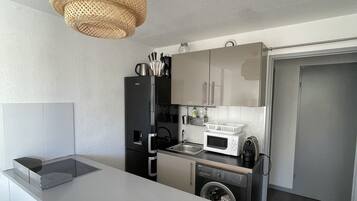 Réfrigérateur, micro-ondes, four, plaque de cuisson