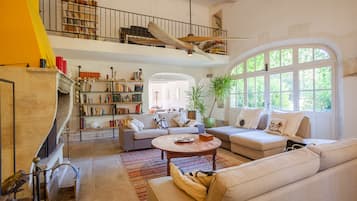 Una Smart TV, una chimenea, videojuegos, un reproductor de DVD