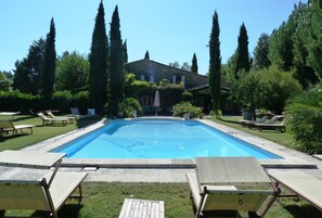 Utend ørsbasseng og et oppvarmet basseng