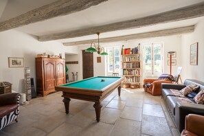 Game room - Beautiful house in the nature, calm, horses around... holidays!  (L'isle-Sur-La-Sorgue)