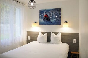 2 bedrooms, iron/ironing board, travel cot, WiFi