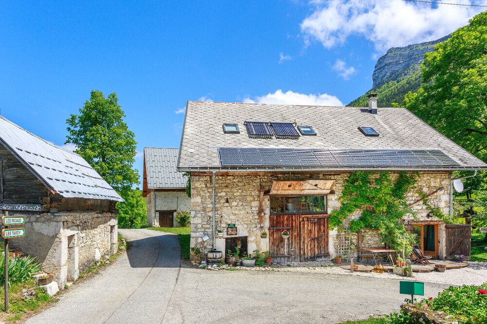 The barn & watering can - four seasons in the heart of the Chartreuse