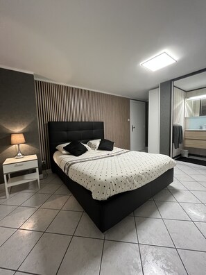 4 makuuhuonetta, silitysrauta/-lauta, vauvan matkasänky, ilmainen Wi-Fi