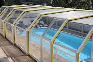 Inomhuspool och utomhuspool