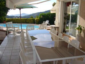 Outdoor dining - Family-friendly house, private pool and garden | Pets allowed (Alata)