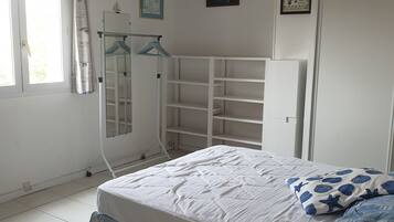 4 habitaciones, tabla de planchar con plancha y cuna de viaje